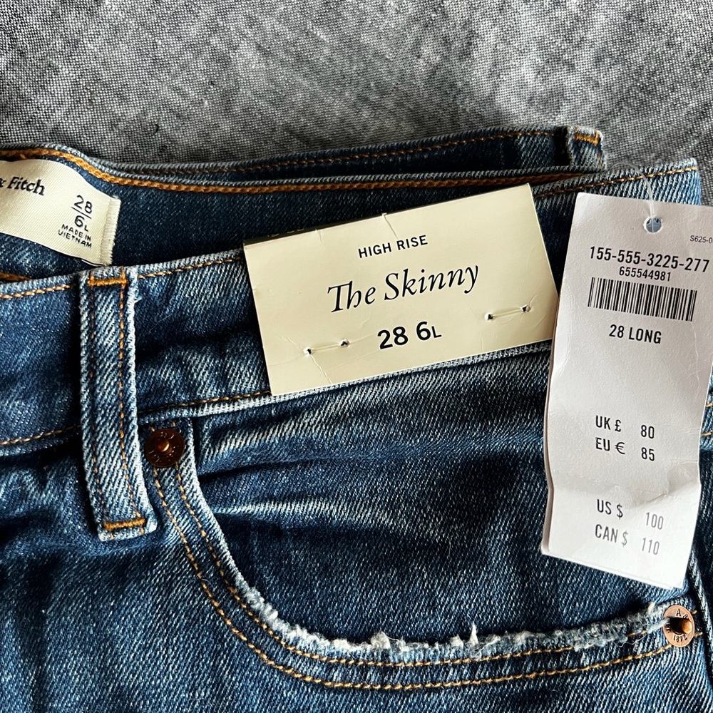 Abercrombie and Fitch Size 28L Brand New with tags Skinny Jean
